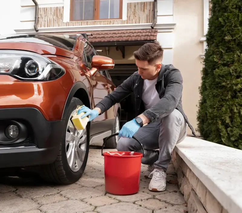 Lavage auto à domicile Juillac-le-Coq : professionnel intervenant sur un véhicule